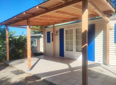 Auvent complétant parfaitement l'habitation. Fini méticuleux, qualité et solidité durable