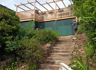 Pergola sur mesure en bois exotique, matériau d'excellente qualité, fabrication artisanale