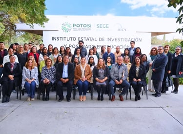 Group of educators standing outside the IEIPE Instituto Estatal de Investigación y Posgrado en Educación building.