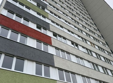 Mehrgeschossige Fassade mit Putz in verschiedenen Farben – Hebestreit Generalunternehmer GmbH