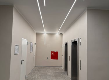 Innenflur auf einer Baustelle mit rot-weißem Warn- oder Hinweisschild