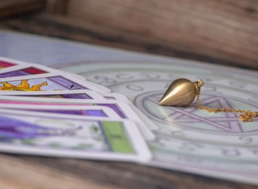 Cartes de tarot et pendule utilisés en radiesthésie et guidance spirituelle