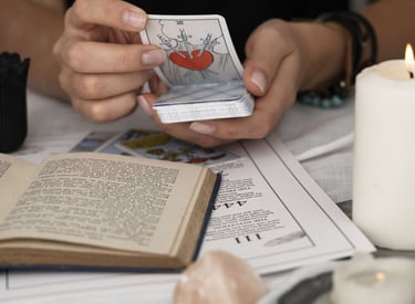 Lecture du Tarot de Marseille lors d’une séance de guidance spirituelle