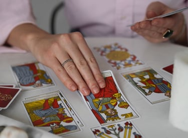 Tirage de cartes du Tarot de Marseille pendant une formation spirituelle