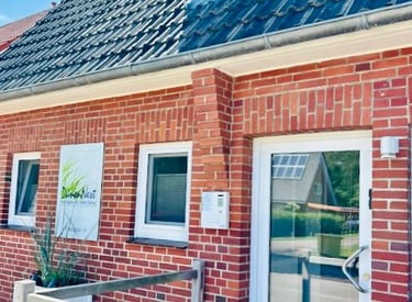 Hotel DunenNest - Ansicht vom Eingang und Schlüsselkasten, links neben der Tür