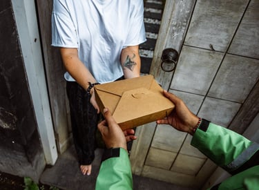 un homme tendant une boîte de repas à une femme