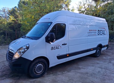 Furgoneta Movano extralarga BEAL Servicios logísticos