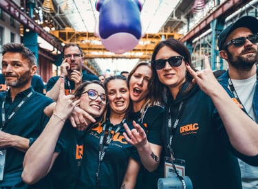 Un groupe de jeune femmes en tshirt bleu marine en concert