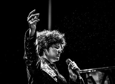 chanteuse levant la main en l'air