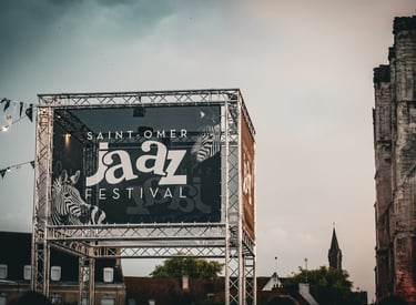 structure métallique portant le nom de l'évènement