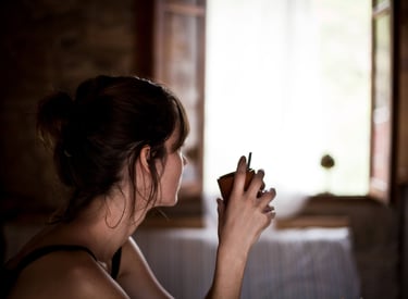 Mujer disfrutando de un momento de calma en el interior de la casa rural La Calma, Castellón