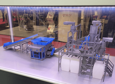 maquette d'exposition d'une ligne de recyclage des plastiques en salon industriel 