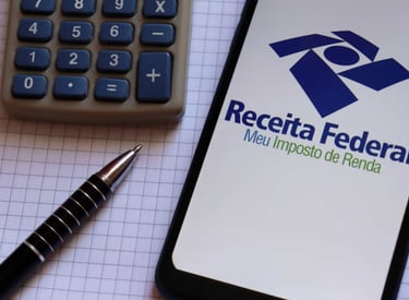 Tela de smartphone com logotipo da Receita Federal e calculadora ao lado.