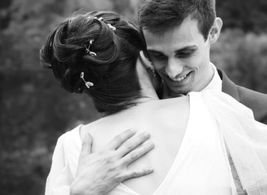 photo de mariage en noir et blanc, câlin de couple