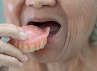 foto idosa colocando dentadura na boca