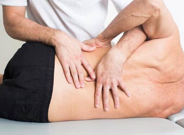 Osteopata che effettua una manipolazione per mal di schiena