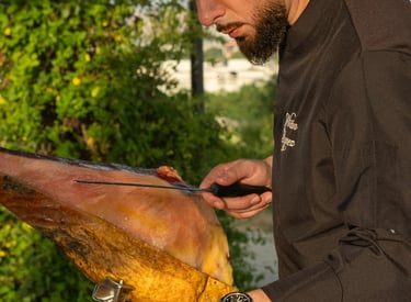 Imagen de Adrián Laynez cortando jamón