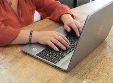 Secrétaire indépendante La6Temps en train de rédiger des documents administratifs sur ordinateur