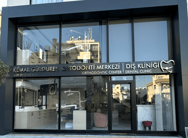 Girne, Kıbrıs’ta uzman diş hekimi Dr. Dt. Kemal Güldüren | Diş teli, ortodonti, şeffaf plak.