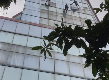 Pembersihan Kaca Gedung