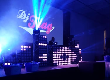 Soirée corporatives avec un Dj sur la scène