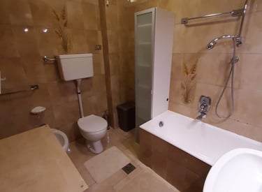 alt="bagno con vasca appartamento affitto val di Fassa"