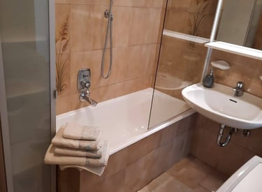 alt="bagno con vasca appartamento affitto val di Fassa"