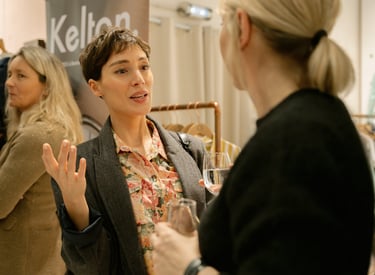 Deux femmes qui discutent lors d'un évenement d'entreprise avec Kelton et Ines de la Fressange