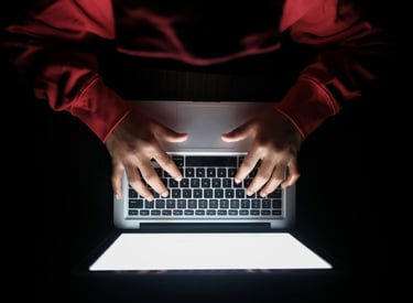 a luz da tela do note ilumina as mãos que estão digitando