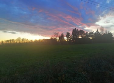 Sonnenuntergang auf den Feldern rund um den Bauernhof