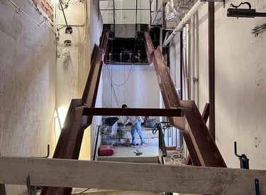 Refuerzo estructural y escaleras en centro comercial de Barcelona.