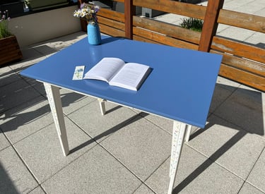 Bureau sur mesure design avec plateau bleu fabriqué en Haute-Savoie par Stellar Innov