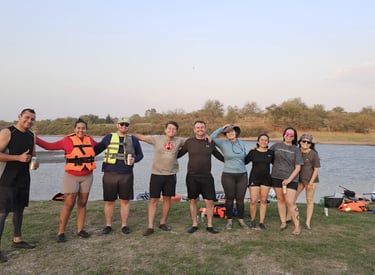 Grupo de personas sonriendo, experiencia paddle boar y kayak Hopaki