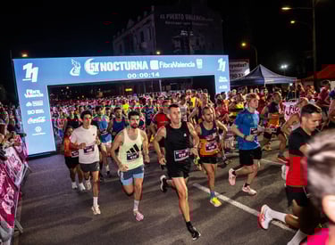 Runners corriendo el evento de la 15 k nocturna valencia