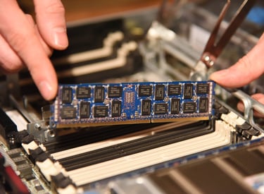 RAM-Riegel, die in einen Server eingesteckt werden