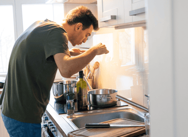 Paul Stich beim Kochen zuhause - Copyright: Paul Stich - Foto: Asja Ahmetovic