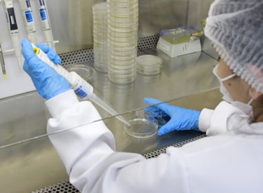 Profissional manipulando amostras de laboratório em bancada equipada