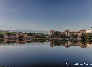 Vista panorâmica do Grande Hotel do Barreiro refletido no lago, localizado em Araxá, Minas Gerais