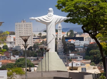 Imagem do Cristo Redentor em Araxá com vista para a cidade ao fundo