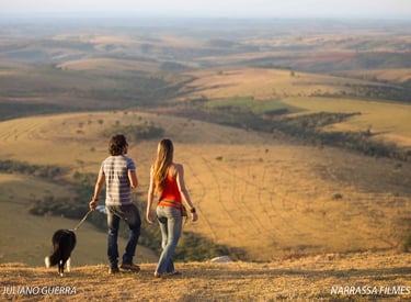 Casal caminhando em direção ao horizonte no Mirante do Horizonte Perdido, com uma vasta paisagem nat