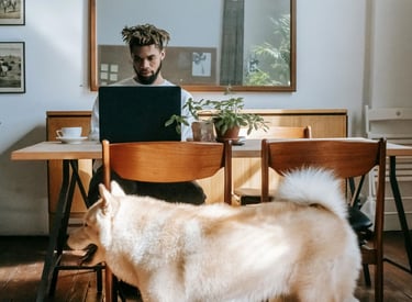 homme et chien à domicile