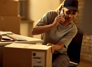 Mujer corroborando los datos para el envío por correo de una compra on line