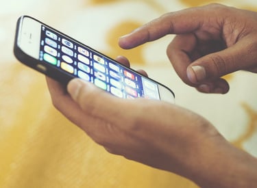 Persona utilizando un delular para contactarse por el envío