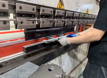 CNC bending workers, through years of consistent practice, can achieve an accuracy of 0.1mm.