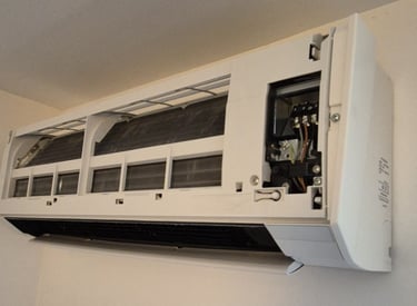 Unité intérieure de climatisation ouverte avant nettoyage et entretien complet