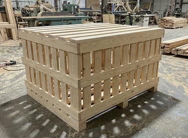 透氣式條板木箱 (Fully-ventilated Crate)，結構通風良好，適合運送需要散熱或防潮的工業產品。