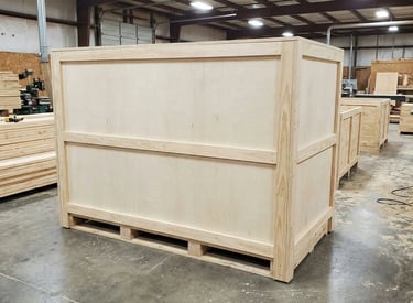 專業工業用木箱包裝 (Industrial Wooden Crate Packaging)，適合重型機械出口運輸使用。