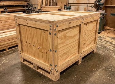 採用螺栓固定的可重複使用木箱包裝 (Reusable Bolted Crate Packaging)，結構穩固且易於拆卸回收，適合循環物流使用。