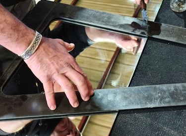 Artisan miroitier découpant un miroir sur mesure à l'atelier – BL Miroiterie, Aniane Hérault