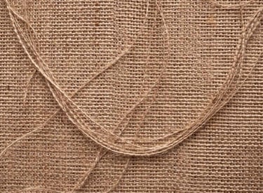 Textura de tela de arpillera marrón natural con fibras de hilo de yute 